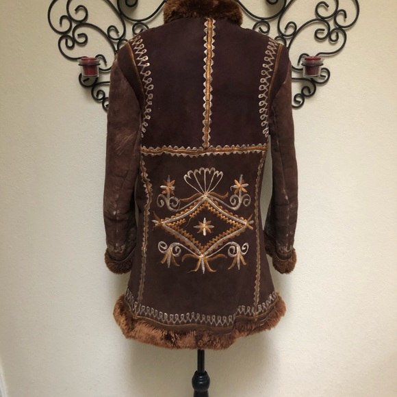 70’s GORGEOUS suede embroidered coat. - Picture 2 of 6